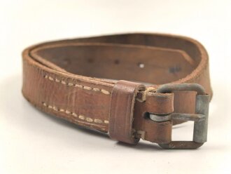 Lederriemen braun,  Eisenschliesse, Breite etwa 2,5cm,...