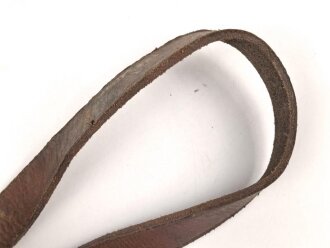 Lederriemen braun,  Eisenschliesse, Breite etwa 2,5cm, Länge etwa 73cm