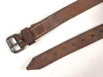 Lederriemen braun,  Eisenschliesse, Breite etwa 2,5cm, Länge etwa 73cm