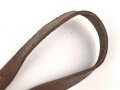 Lederriemen braun,  Eisenschliesse, Breite etwa 2,5cm, Länge etwa 73cm