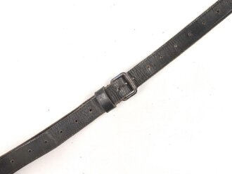 Lederriemen geschwärzt, lackierte Eisenschliesse, Breite 2,3cm, Länge etwa 135cm, Alter und Herkunft unbekannt