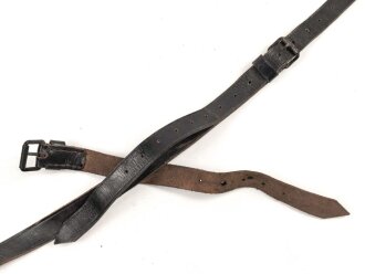Lederriemen geschwärzt, lackierte Eisenschliesse, Breite 2,3cm, Länge etwa 135cm, Alter und Herkunft unbekannt