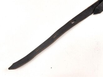 Lederriemen geschwärzt, lackierte Eisenschliesse, Breite 2,3cm, Länge etwa 135cm, Alter und Herkunft unbekannt