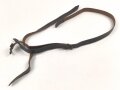 Lederriemen geschwärzt, lackierte Eisenschliesse, Breite 2,3cm, Länge etwa 135cm, Alter und Herkunft unbekannt