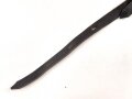 Lederriemen geschwärzt, lackierte Eisenschliesse, Breite 2,3cm, Länge etwa 135cm, Alter und Herkunft unbekannt