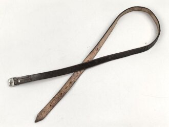 Lederriemen braun,  Eisenschliesse, Breite etwa 1,8cm, Länge etwa 98cm