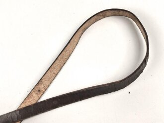 Lederriemen braun,  Eisenschliesse, Breite etwa 1,8cm, Länge etwa 98cm