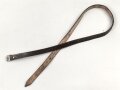 Lederriemen braun,  Eisenschliesse, Breite etwa 1,8cm, Länge etwa 98cm