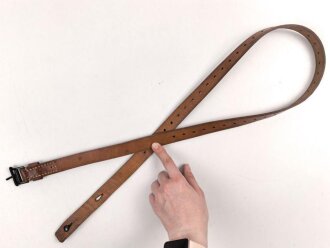 Lederriemen braun,  Eisenschliesse, Breite etwa 2cm, Länge etwa 119cm