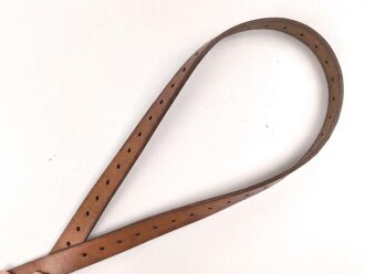 Lederriemen braun,  Eisenschliesse, Breite etwa 2cm, Länge etwa 119cm