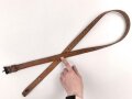 Lederriemen braun,  Eisenschliesse, Breite etwa 2cm, Länge etwa 119cm