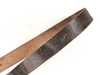 Lederriemen braun, Breite 3,2cm, Länge etwa 106cm, Alter und Herkunft unbekannt