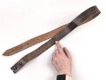Lederriemen braun, Breite 3,2cm, Länge etwa 106cm, Alter und Herkunft unbekannt
