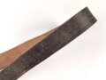 Lederriemen braun, Breite 3,2cm, Länge etwa 106cm, Alter und Herkunft unbekannt