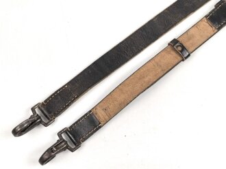 Lederriemen geschwärzt, lackierte Eisenschliesse, eiserne Karabinerhaken, Breite knapp 3cm, Länge etwa 125cm, Alter und Herkunft unbekannt