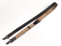 Lederriemen geschwärzt, lackierte Eisenschliesse, eiserne Karabinerhaken, Breite knapp 3cm, Länge etwa 125cm, Alter und Herkunft unbekannt