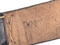 Lederriemen geschwärzt, lackierte Eisenschliesse, eiserne Karabinerhaken, Breite knapp 3cm, Länge etwa 125cm, Alter und Herkunft unbekannt