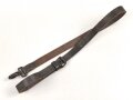 Lederriemen geschwärzt, lackierte Eisenschliesse, eiserner Karabinerhaken, Breite knapp über 2cm, Länge etwa 90cm, Alter und Herkunft unbekannt