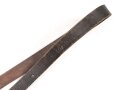 Lederriemen geschwärzt, lackierte Eisenschliesse, eiserner Karabinerhaken, Breite knapp über 2cm, Länge etwa 90cm, Alter und Herkunft unbekannt