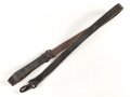 Lederriemen geschwärzt, lackierte Eisenschliesse, eiserner Karabinerhaken, Breite knapp über 2cm, Länge etwa 90cm, Alter und Herkunft unbekannt