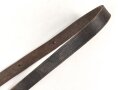 Lederriemen geschwärzt, lackierte Eisenschliesse, eiserner Karabinerhaken, Breite knapp über 2cm, Länge etwa 90cm, Alter und Herkunft unbekannt