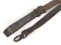 Lederriemen geschwärzt, lackierte Eisenschliesse, eiserner Karabinerhaken, Breite knapp über 2cm, Länge etwa 90cm, Alter und Herkunft unbekannt