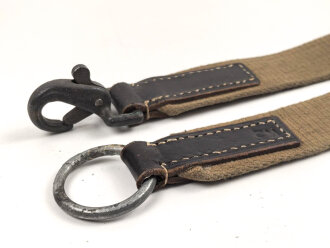 Leder/ Leinenriemen geschwärzt, Breite knapp 4cm, eiserne Beschläge Länge etwa 90cm, Alter und Herkunft unbekannt