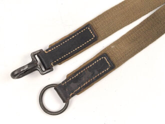 Leder/ Leinenriemen geschwärzt, Breite knapp 4cm, eiserne Beschläge Länge etwa 90cm, Alter und Herkunft unbekannt