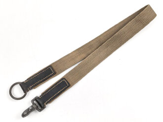 Leder/ Leinenriemen geschwärzt, Breite knapp 4cm, eiserne Beschläge Länge etwa 90cm, Alter und Herkunft unbekannt
