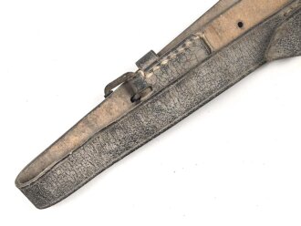 Zwei Riemen aus schwarzem Ersatzmaterial. Länge je etwa 55cm, Breite 2,5cm. Trocken