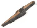 Zwei Riemen aus schwarzem Ersatzmaterial. Länge je etwa 55cm, Breite 2,5cm. Trocken