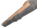 Zwei Riemen aus schwarzem Ersatzmaterial. Länge je etwa 55cm, Breite 2,5cm. Trocken