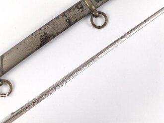 Kaiserreich, Klinge mit Scheide  für einen Säbel. Beidseitige Ätzung und Geschenkwidmung " ...zur freundlichen Erinnerung Juni 1896" zum Teil narbig , vermutlich neuzeitlich nachvernickelt. Klingenlänge 85cm. Dazu eine passgenaue Scheide