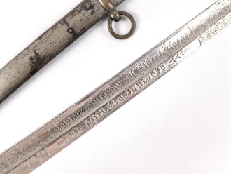 Kaiserreich, Klinge mit Scheide  für einen Säbel. Beidseitige Ätzung und Geschenkwidmung " ...zur freundlichen Erinnerung Juni 1896" zum Teil narbig , vermutlich neuzeitlich nachvernickelt. Klingenlänge 85cm. Dazu eine passgenaue Scheide