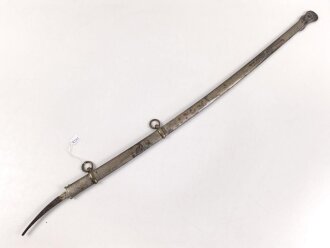 Kaiserreich, Klinge mit Scheide  für einen Säbel. Beidseitige Ätzung und Geschenkwidmung " ...zur freundlichen Erinnerung Juni 1896" zum Teil narbig , vermutlich neuzeitlich nachvernickelt. Klingenlänge 85cm. Dazu eine passgenaue Scheide