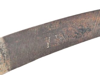 Kaiserreich, Klinge mit Scheide  für einen Säbel. Beidseitige Ätzung und Geschenkwidmung " ...zur freundlichen Erinnerung Juni 1896" zum Teil narbig , vermutlich neuzeitlich nachvernickelt. Klingenlänge 85cm. Dazu eine passgenaue Scheide