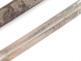 Kaiserreich, Klinge mit Scheide  für einen Säbel. Beidseitige Ätzung und Geschenkwidmung " ...zur freundlichen Erinnerung Juni 1896" zum Teil narbig , vermutlich neuzeitlich nachvernickelt. Klingenlänge 85cm. Dazu eine passgenaue Scheide