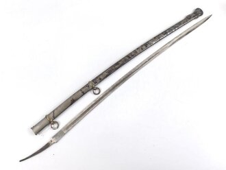 Kaiserreich, Klinge mit Scheide  für einen Säbel. Beidseitige Ätzung und Geschenkwidmung " ...zur freundlichen Erinnerung Juni 1896" zum Teil narbig , vermutlich neuzeitlich nachvernickelt. Klingenlänge 85cm. Dazu eine passgenaue Scheide
