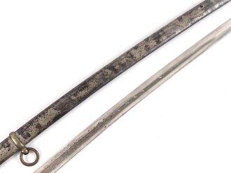 Kaiserreich, Klinge mit Scheide  für einen Säbel. Beidseitige Ätzung und Geschenkwidmung " ...zur freundlichen Erinnerung Juni 1896" zum Teil narbig , vermutlich neuzeitlich nachvernickelt. Klingenlänge 85cm. Dazu eine passgenaue Scheide