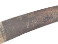 Kaiserreich, Klinge mit Scheide  für einen Säbel. Beidseitige Ätzung und Geschenkwidmung " ...zur freundlichen Erinnerung Juni 1896" zum Teil narbig , vermutlich neuzeitlich nachvernickelt. Klingenlänge 85cm. Dazu eine passgenaue Scheide