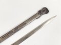 Kaiserreich, Klinge mit Scheide  für einen Säbel. Beidseitige Ätzung und Geschenkwidmung " ...zur freundlichen Erinnerung Juni 1896" zum Teil narbig , vermutlich neuzeitlich nachvernickelt. Klingenlänge 85cm. Dazu eine passgenaue Scheide