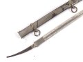 Kaiserreich, Klinge mit Scheide  für einen Säbel. Beidseitige Ätzung und Geschenkwidmung " ...zur freundlichen Erinnerung Juni 1896" zum Teil narbig , vermutlich neuzeitlich nachvernickelt. Klingenlänge 85cm. Dazu eine passgenaue Scheide