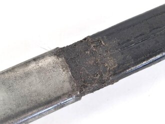 Kaiserreich, Scheide für einen Degen, eiserne Beschläge, der untere Beschlag vermutlich neuzeitlich gefertigt. Gesamtlänge 83cm