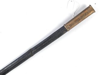 Kaiserreich, Scheide für einen Degen, Messingbeschläge, die Lederscheide mehrfach gebrochen. Gesamtlänge 85cm