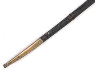 Kaiserreich, Scheide für einen Degen, Messingbeschläge, die Lederscheide mehrfach gebrochen. Gesamtlänge 85cm