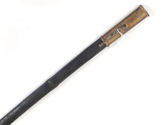 Kaiserreich, Scheide für einen Degen, Messingbeschläge, die Lederscheide mehrfach gebrochen. Gesamtlänge 85cm