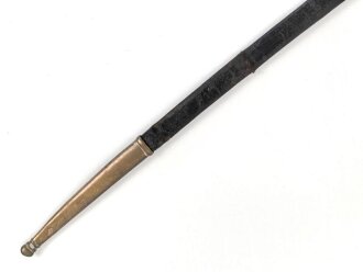 Kaiserreich, Scheide für einen Degen, Messingbeschläge, die Lederscheide mehrfach gebrochen. Gesamtlänge 85cm