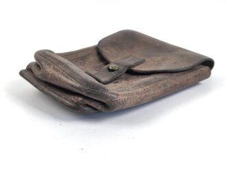 Magazintasche ? aus Leder. Messingbeschläge, Maße etwa 11 x 18 x 5cm, datiert 1937, Herkunft unbekannt