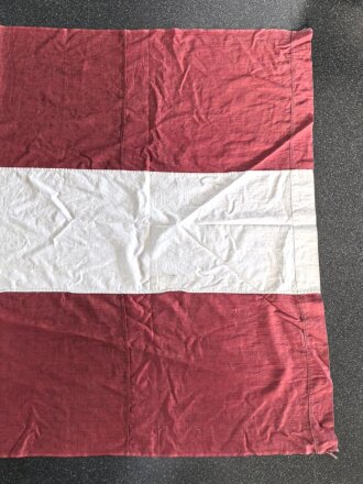 Österreich Fahne, mit hoher wahrscheinlichkeit aus den 1930iger Jahren, stammt aus einem alten Bestand mit vielen Hakenkreuzfahnen und Teilen davon. Maße 110 x 160cm