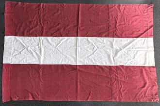 Österreich Fahne, mit hoher wahrscheinlichkeit aus den 1930iger Jahren, stammt aus einem alten Bestand mit vielen Hakenkreuzfahnen und Teilen davon. Maße 110 x 160cm